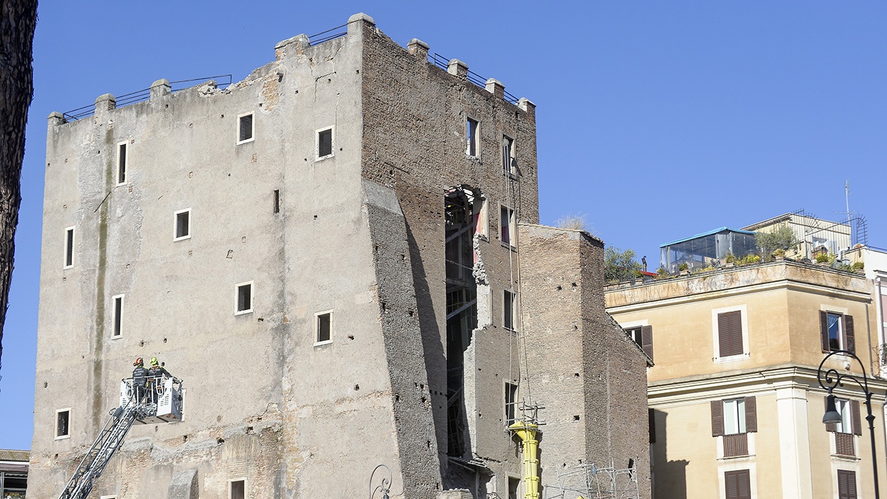 ANSA: в древней башне в центре Рима сохраняется риск повторных обрушений