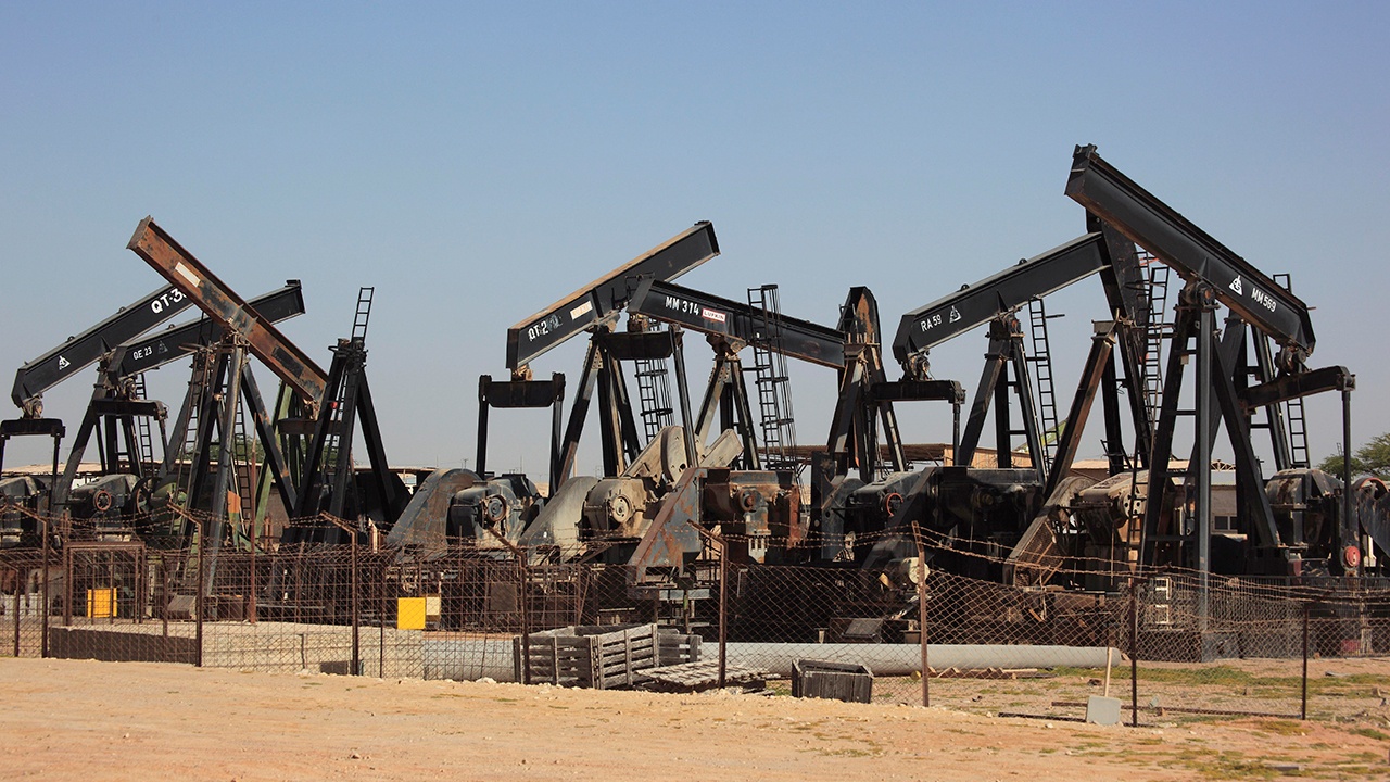 Восемь стран ОПЕК+ решили увеличить добычу нефти в декабре