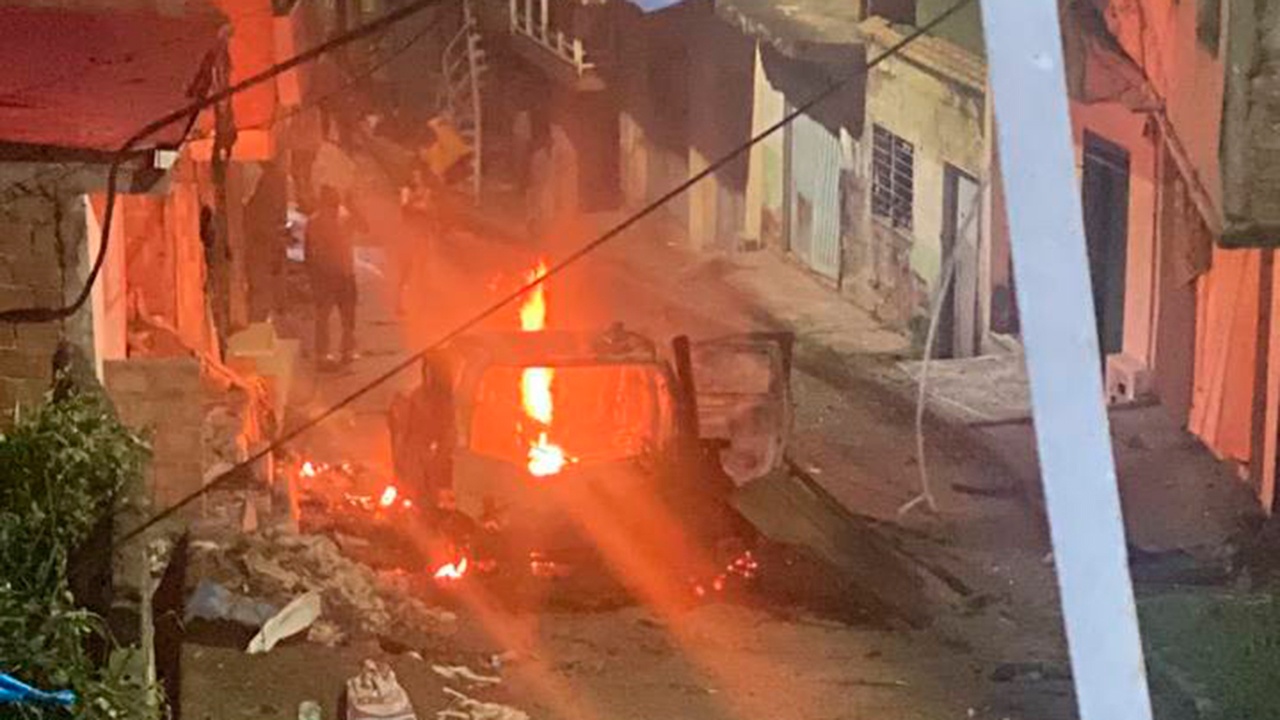 Два человека погибли после взрыва автомобиля возле участка полиции в Колумбии