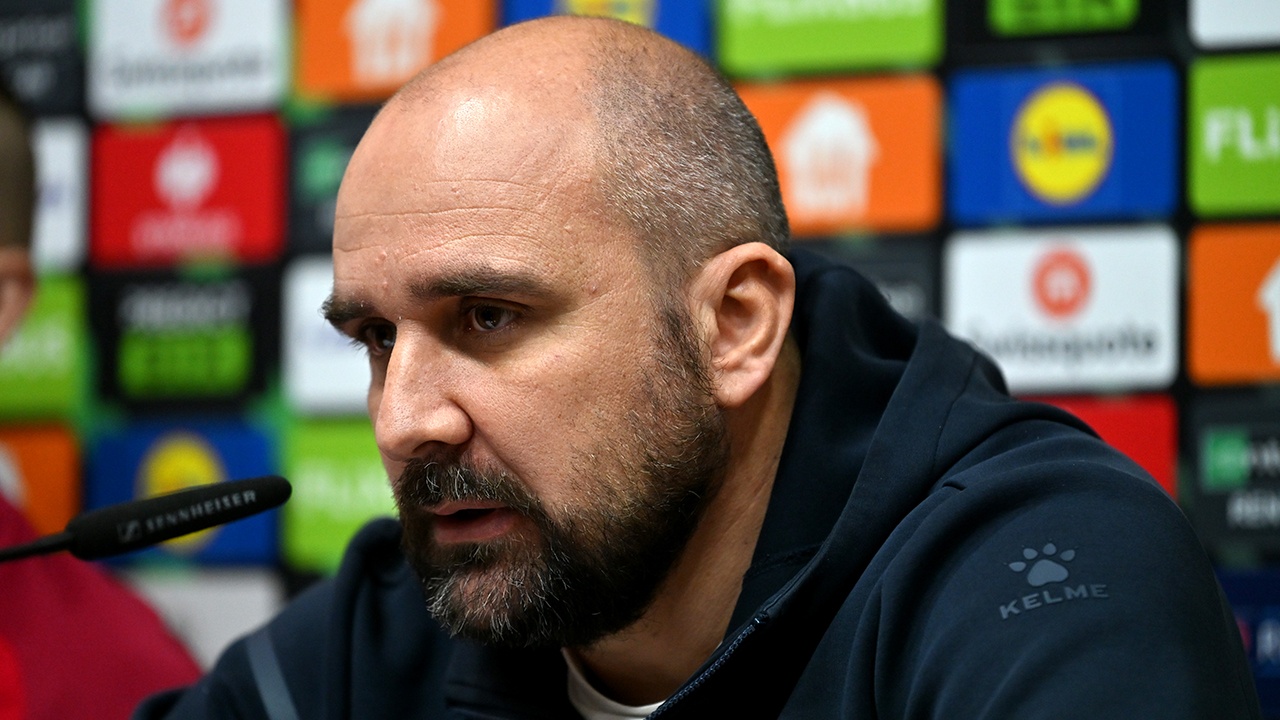 Тренер сербского футбольного клуба умер во время матча