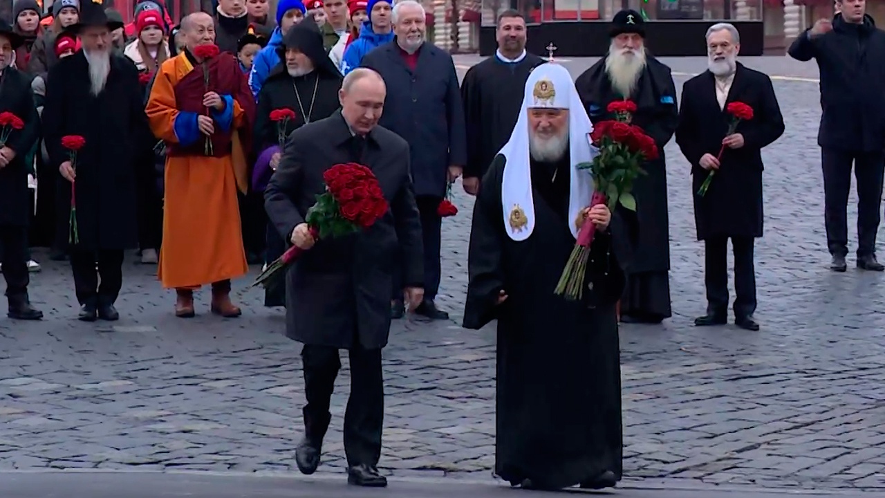 Путин в День народного единства возложил цветы к памятнику Минину и Пожарскому