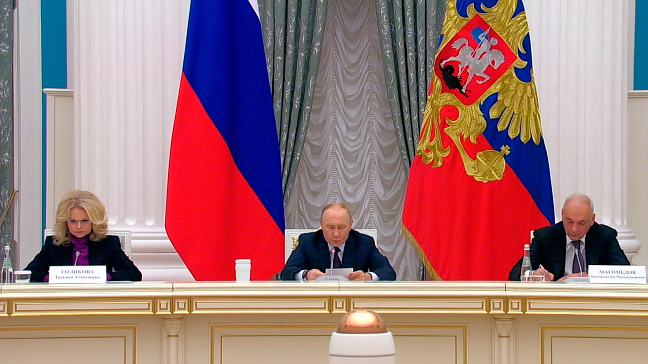 Путин призвал системно отвечать на угрозы в межнациональной сфере