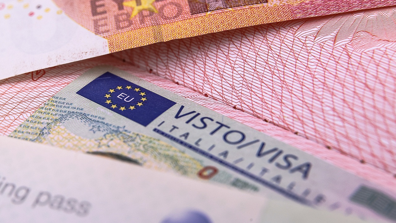 В ЕК признались, что не могут запретить выдачу шенгенских виз россиянам