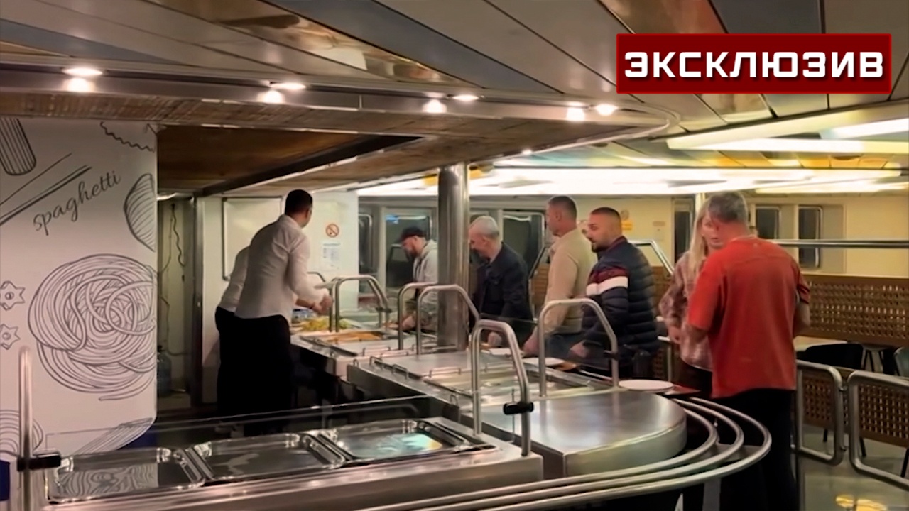 Капитан застрявшего у Сочи парома рассказал о ситуации с провизией на борту