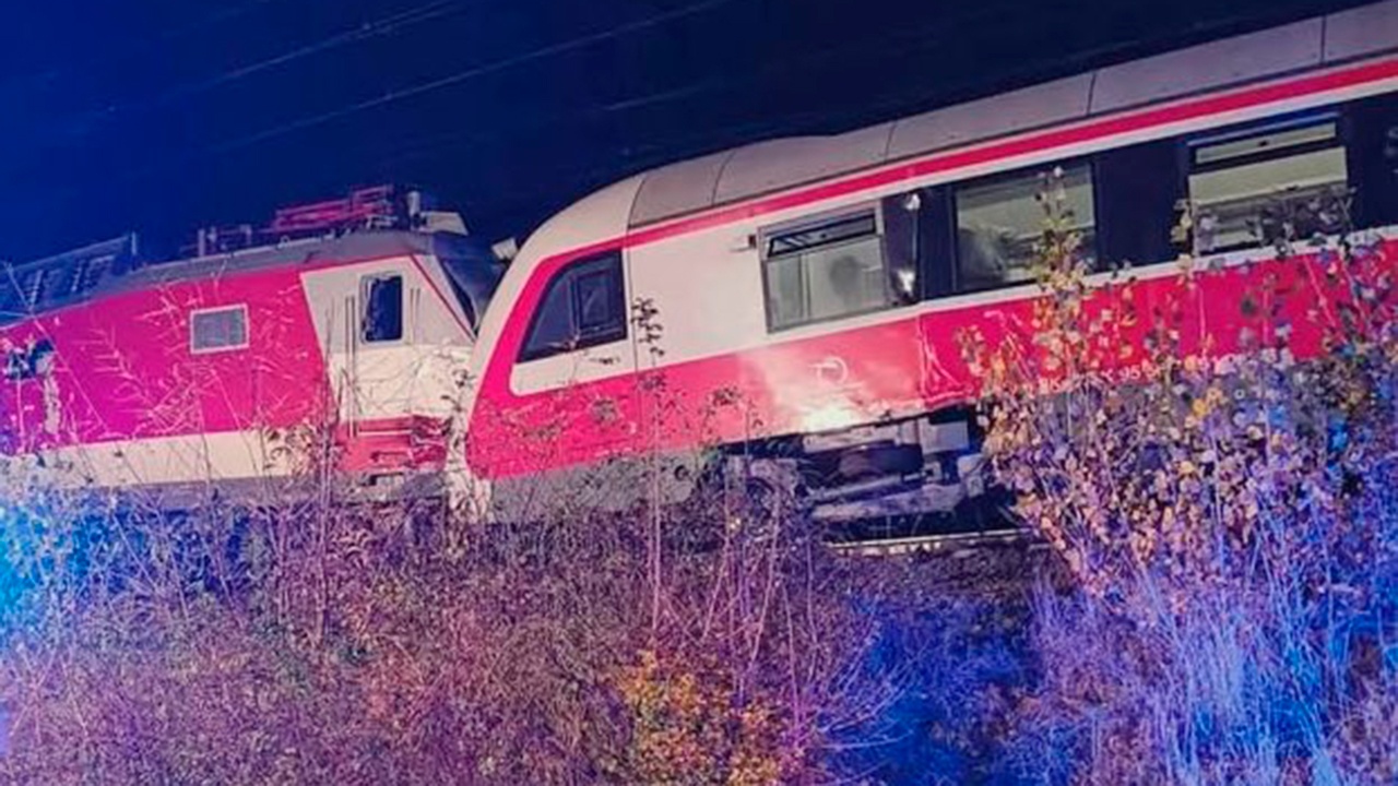 Более 30 человек пострадали при столкновении поездов в Словакии