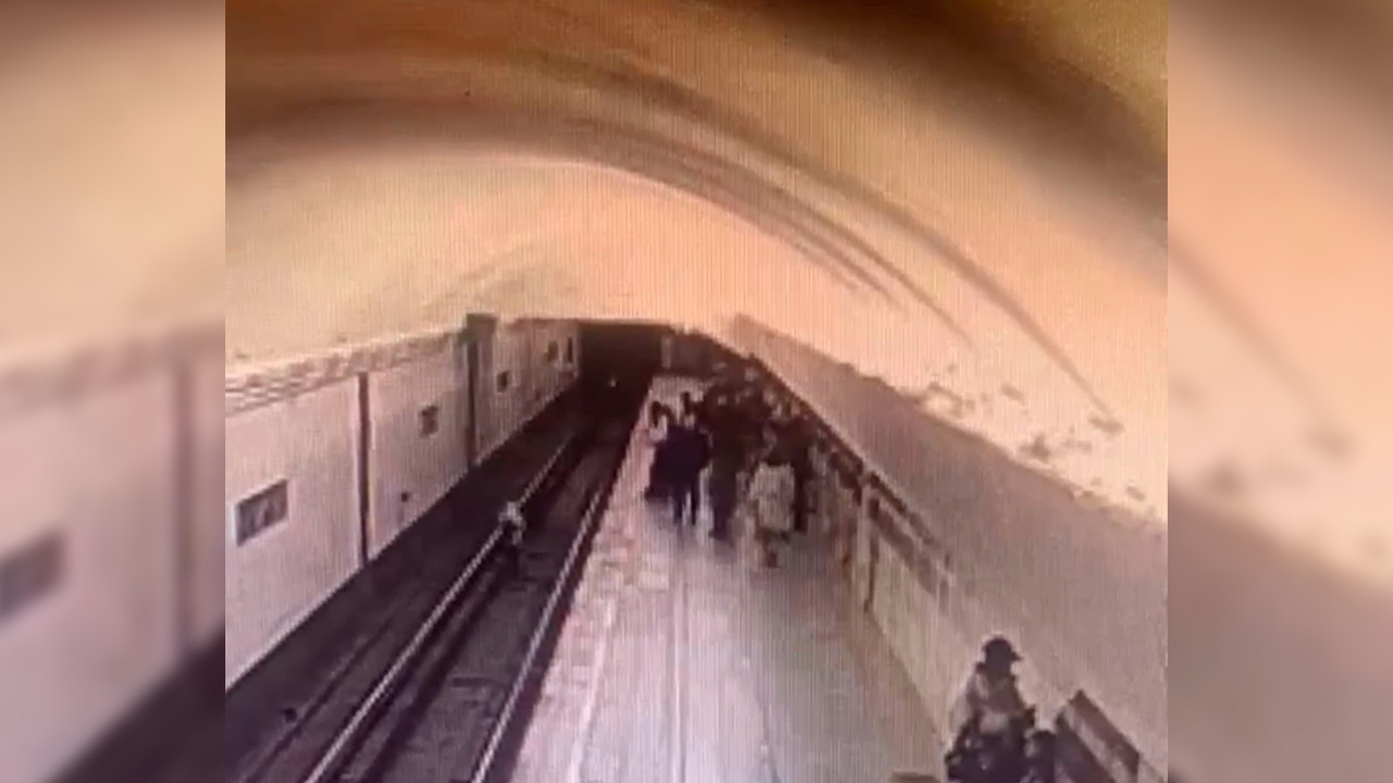 Пенсионерка столкнула школьницу на пути в московском метро