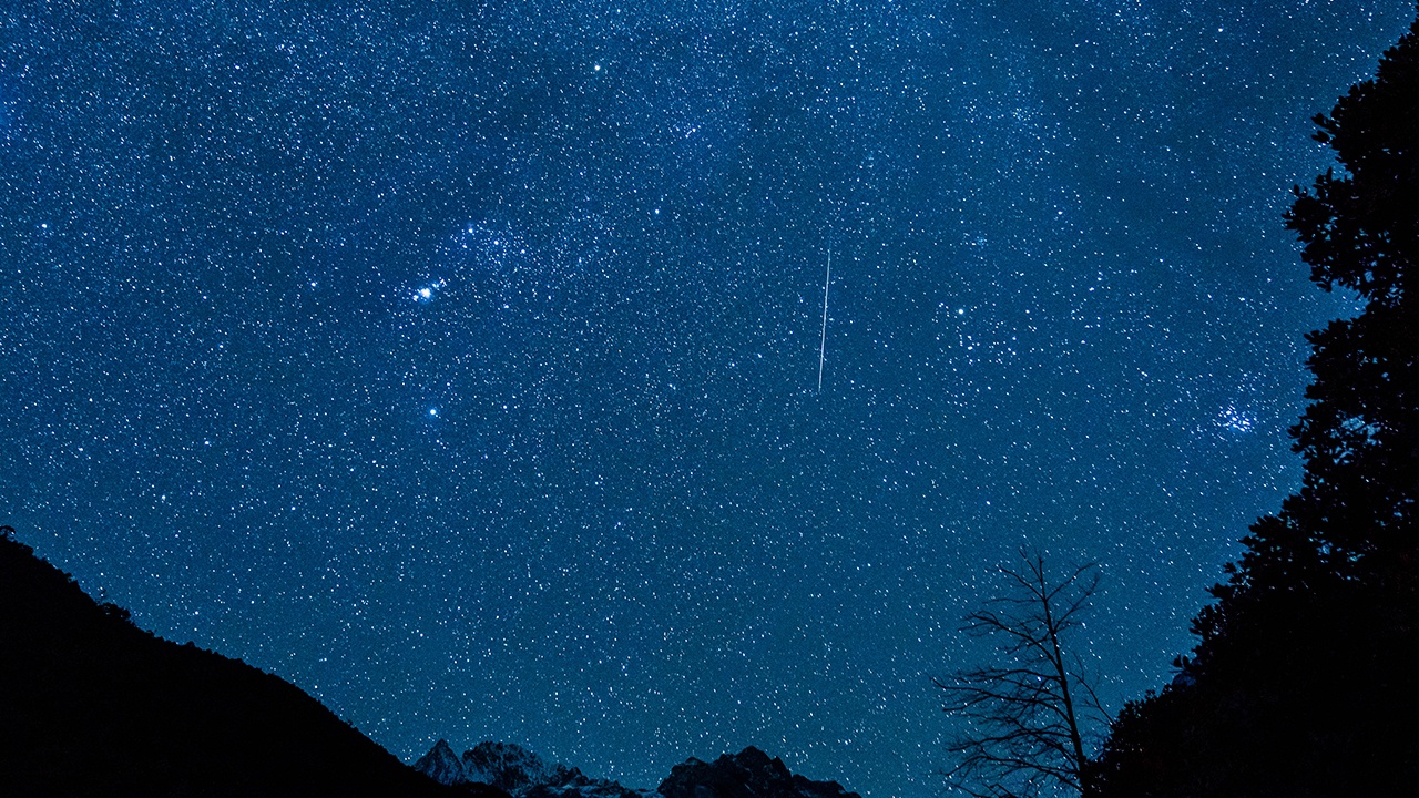 Роскосмос запустит спецрейс для наблюдения за метеорным потоком