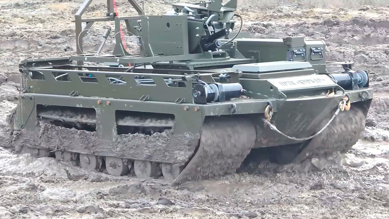 Операторы наземных роботов «Курьер» провели тренировки на полигоне