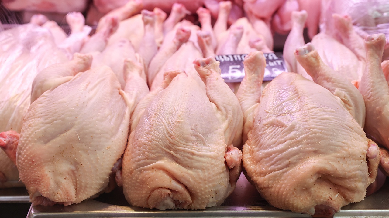 Онищенко объяснил, что мыть сырую курицу перед готовкой можно