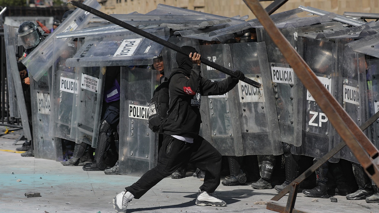 Более ста полицейских получили травмы из-за «марша зумеров» в Мехико