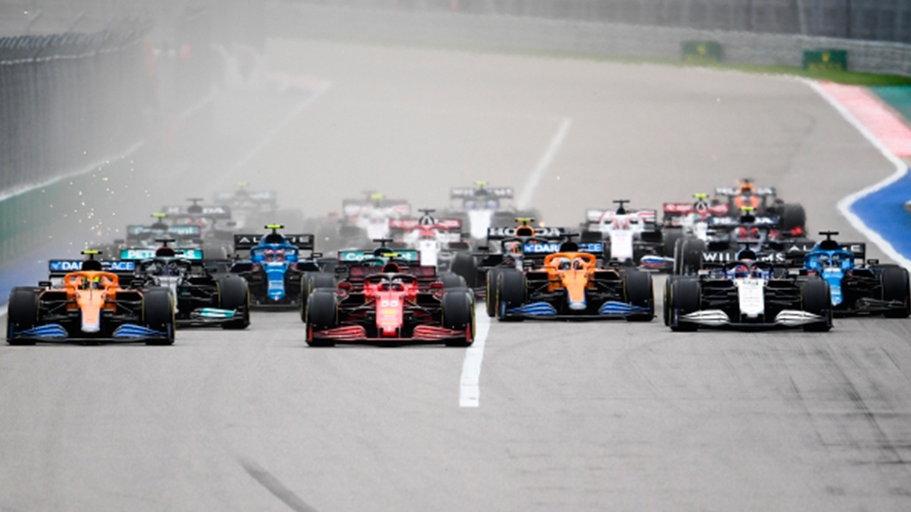  В Австралии гоночный автомобиль врезался в толпу людей