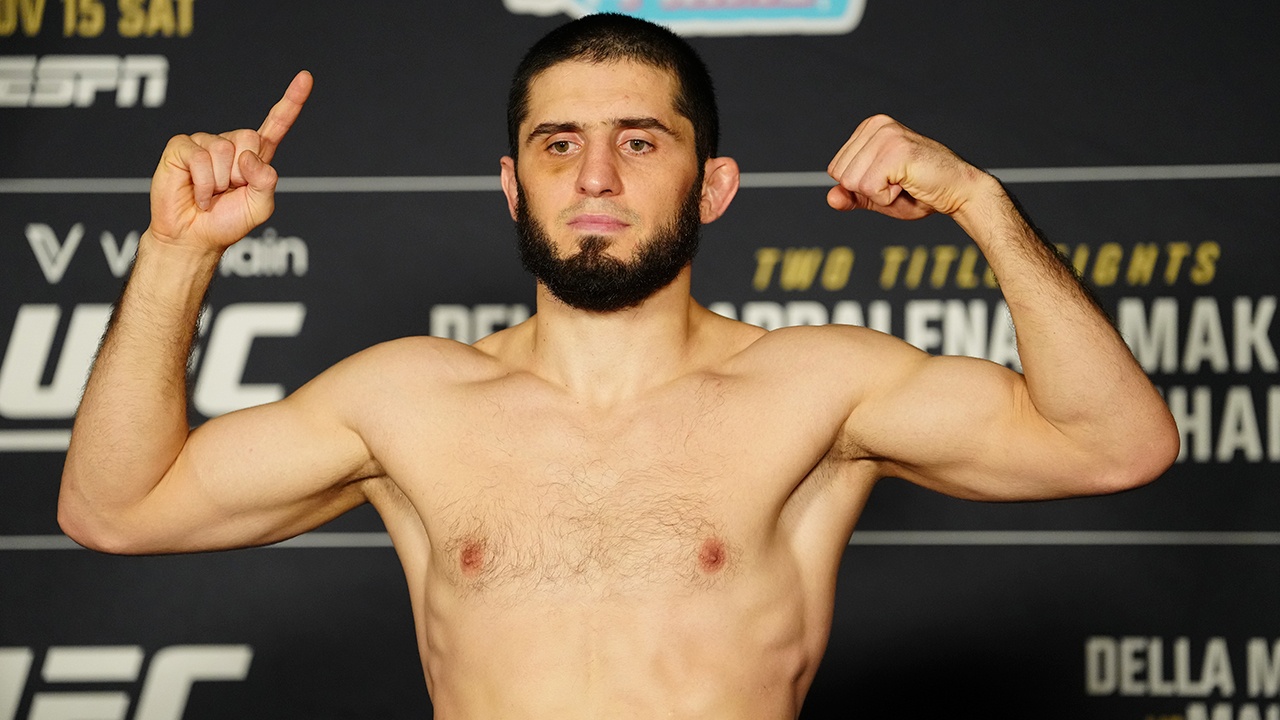 Ислам Махачев первым из россиян завоевал два чемпионских титула в UFC