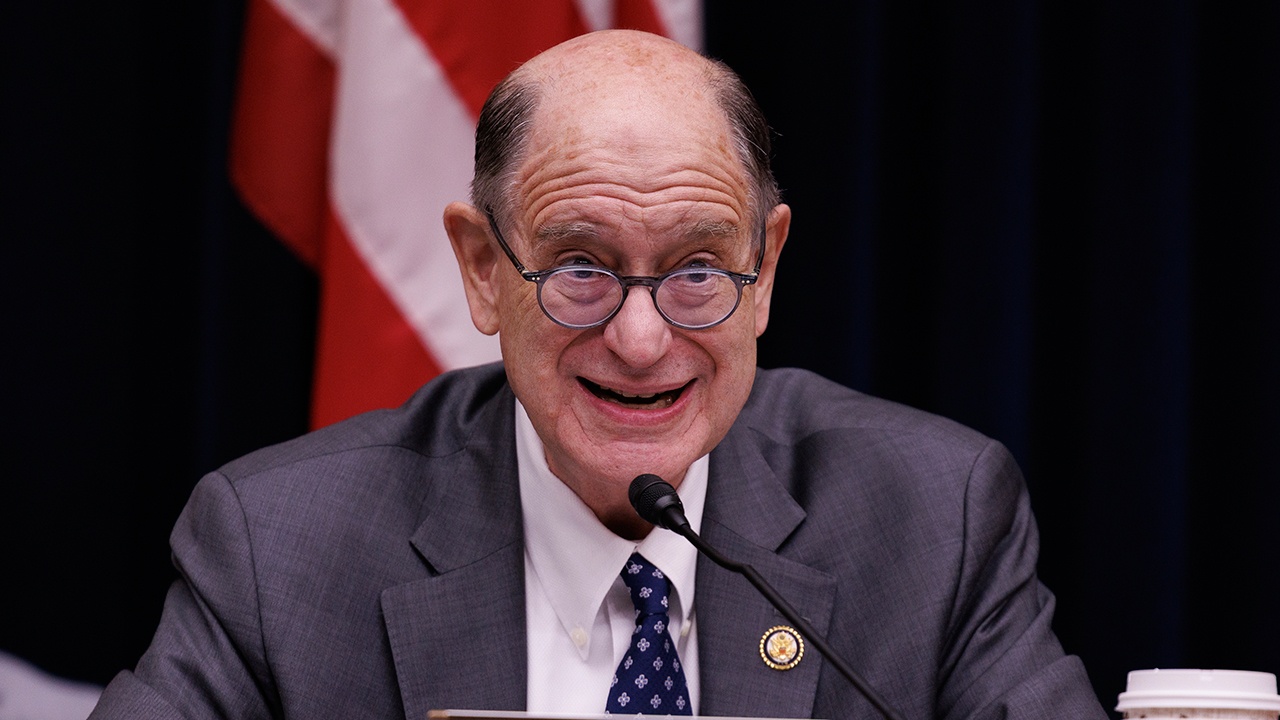 Американского демократа застали за просмотром эротики в самолете