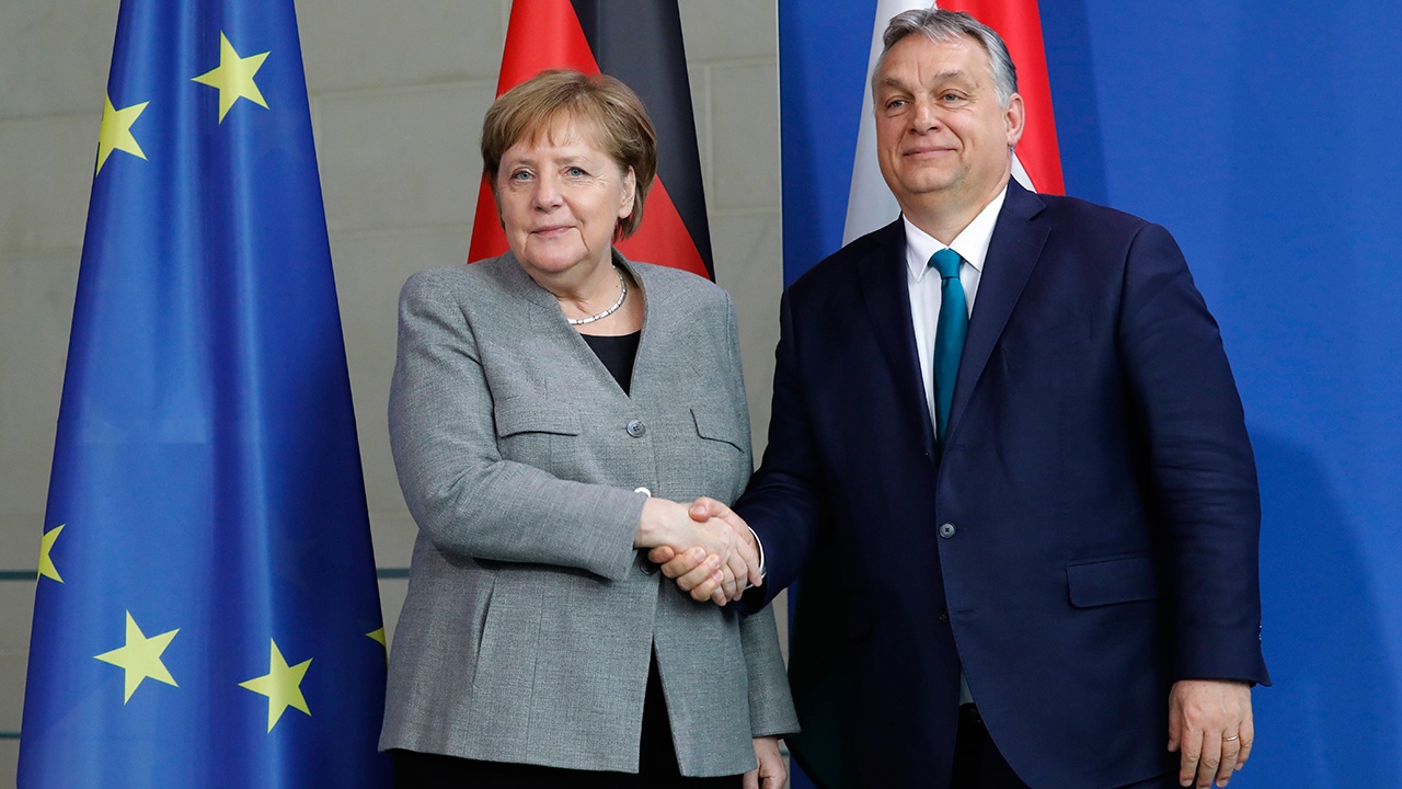 Орбан рассказал, что Меркель кричала на него больше, чем жена