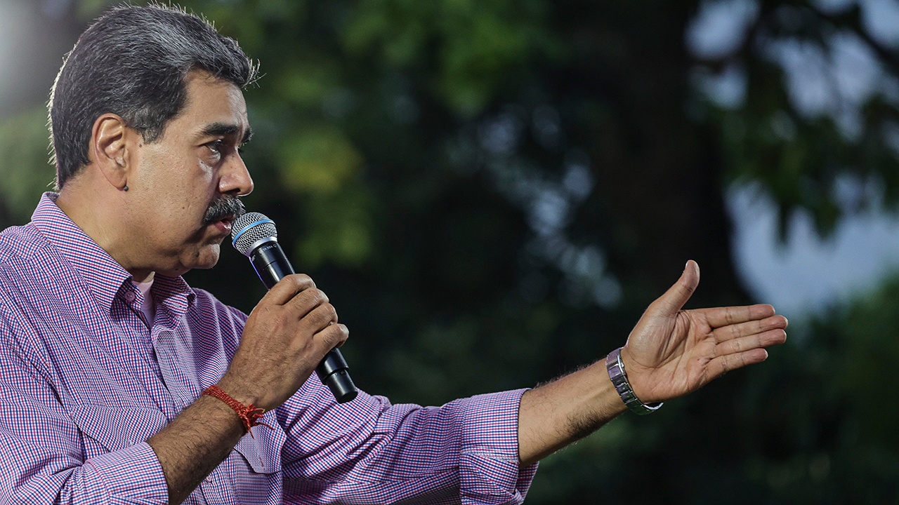 Мадуро призвал к миру, спев песню Леннона Imagine