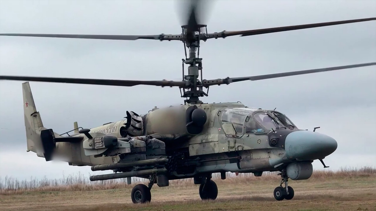 Экипаж Ка-52М сжег замаскированную бронетехнику врага в зоне СВО 