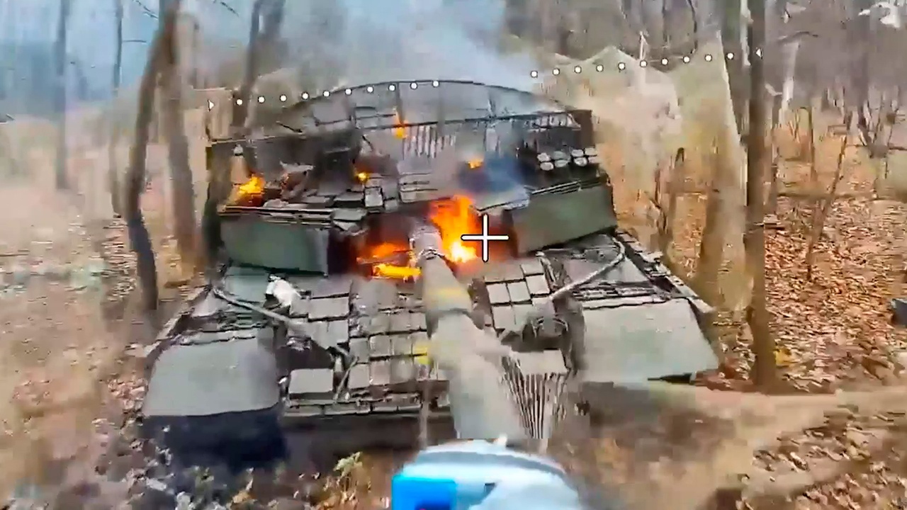 Операторы FPV-дронов уничтожили ехавшую к Купянску технику ВСУ