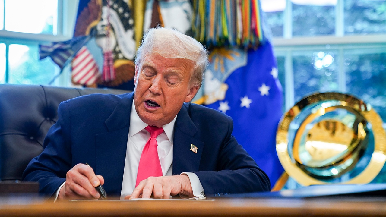 Трамп подписал законопроект об обнародовании «файлов Эпштейна» 