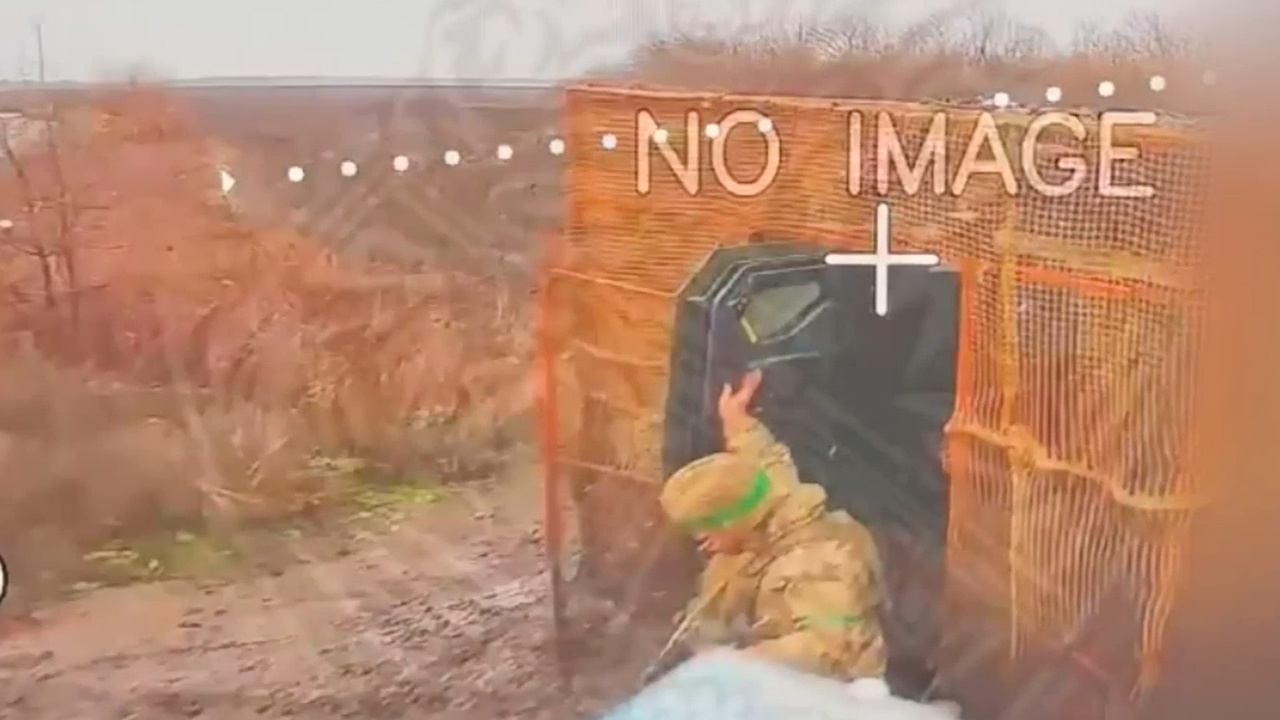 Дроноводы уничтожили боевика, который только выскочил из броневика