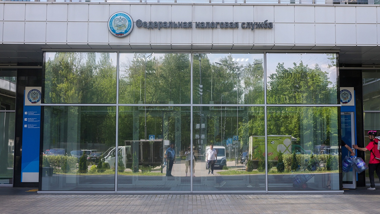 Мошенники начали звонить россиянам от имени налоговой службы