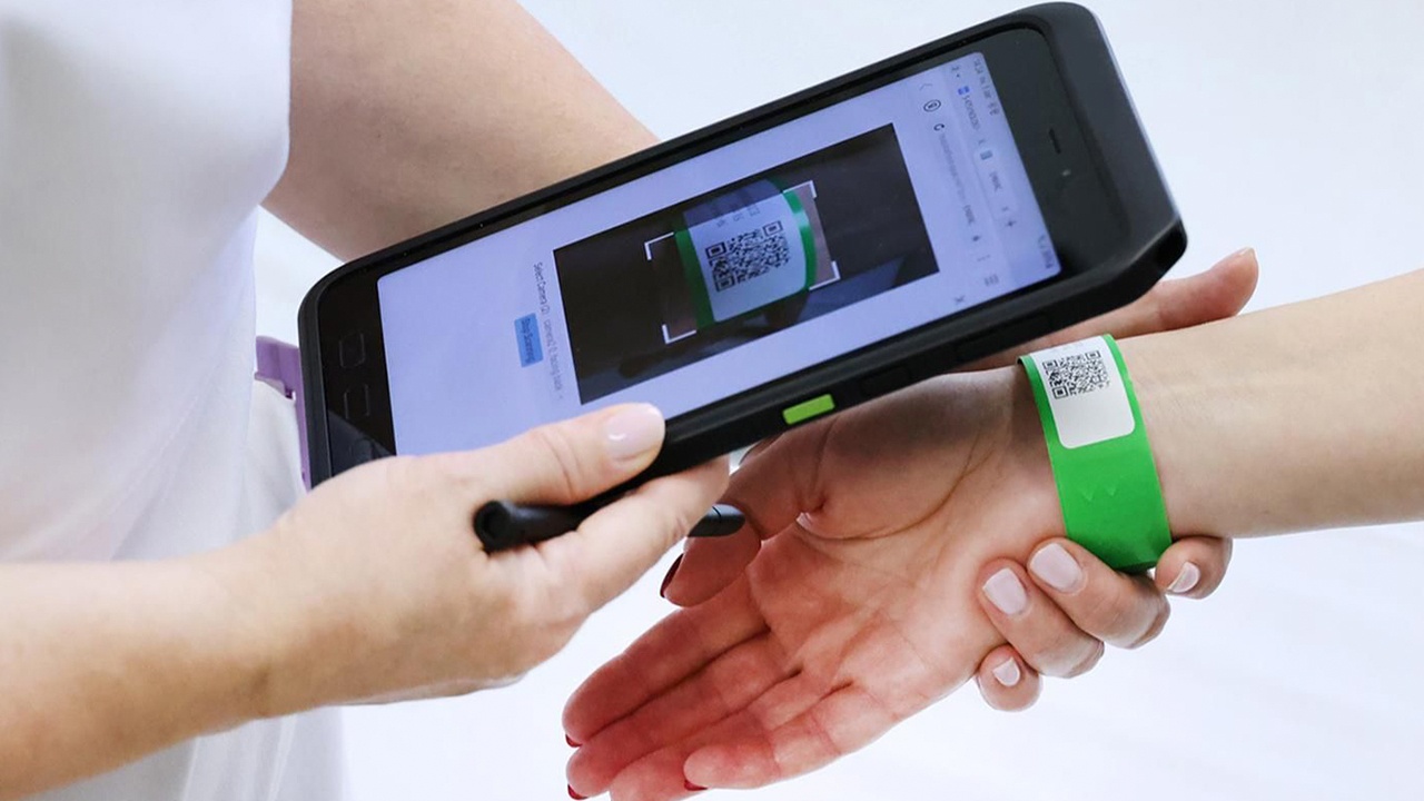 Во всех стационарах Москвы ввели идентификацию пациентов по QR-коду