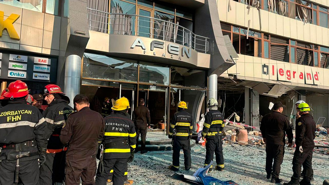 Семь человек пострадали после взрыва в бизнес-центре в Баку