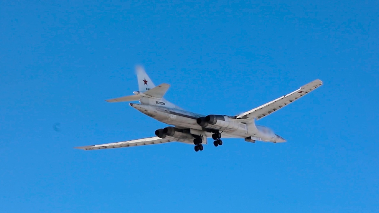 Ракетоносцы Ту-160 выполнили полет над Северным Ледовитым океаном