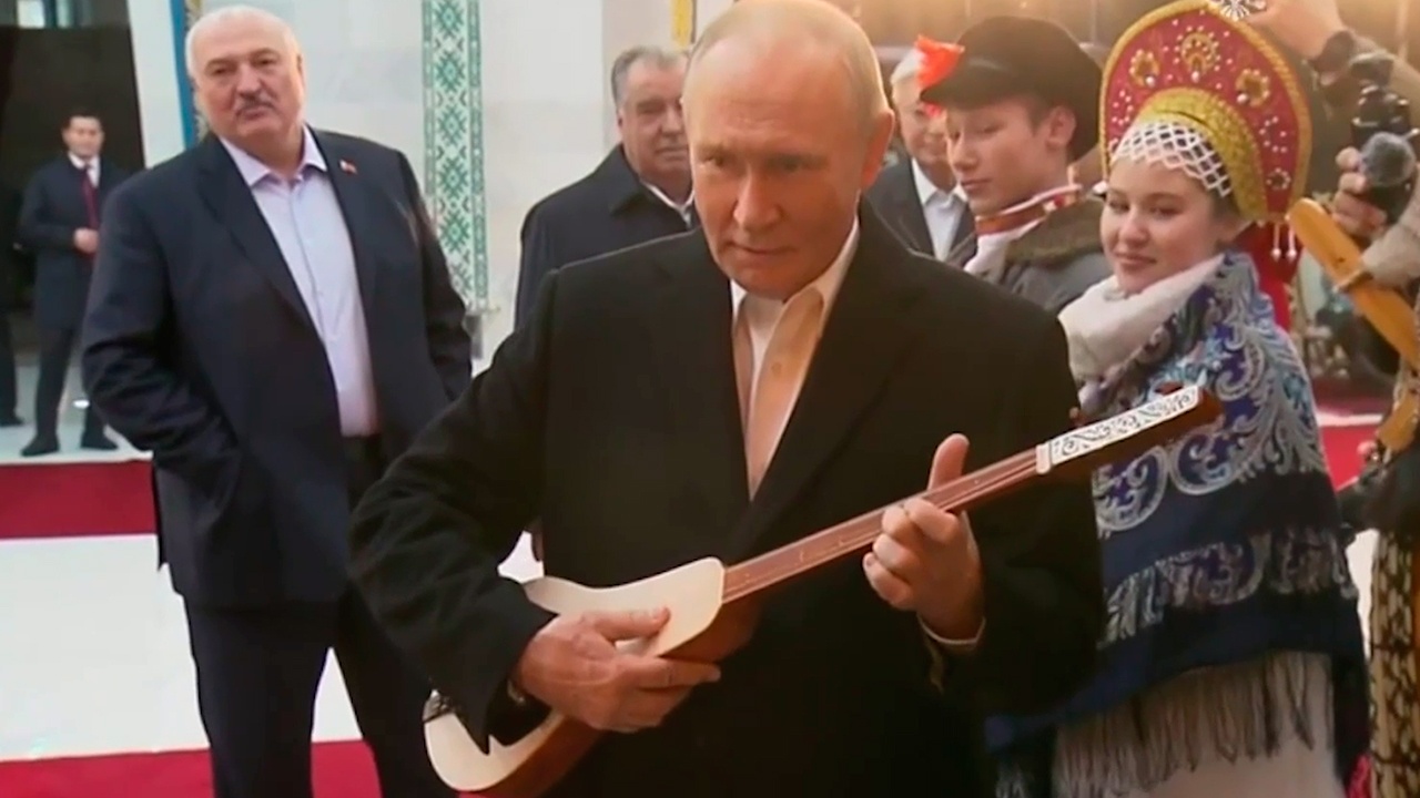 В Бишкеке Путин сыграл на киргизском инструменте комузе