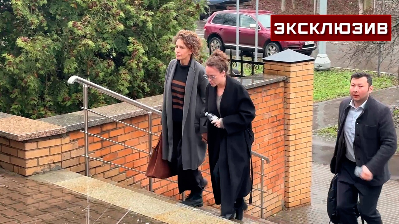 Актриса Аглая Тарасова приехала в суд под руку с мамой