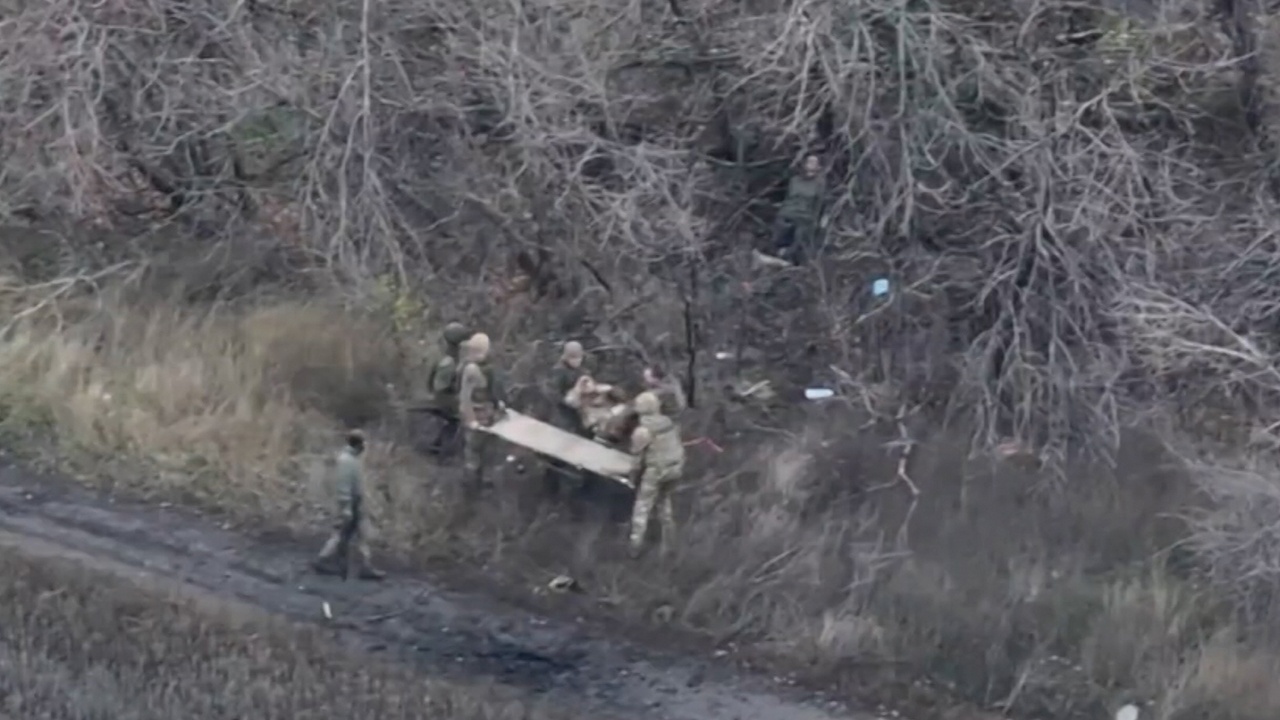 Военные медики вынесли на руках раненых под Константиновкой бойцов