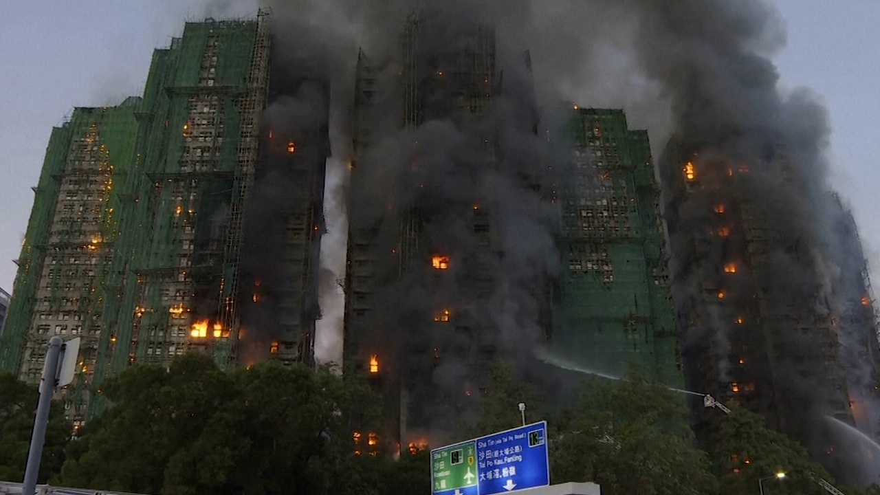 Не менее 13 человек заперты в горящем жилом комплексе в Гонконге