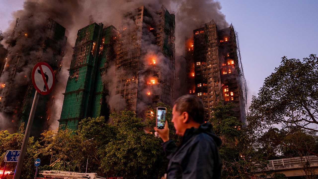 Число погибших при пожаре в Гонконге выросло до 36 человек