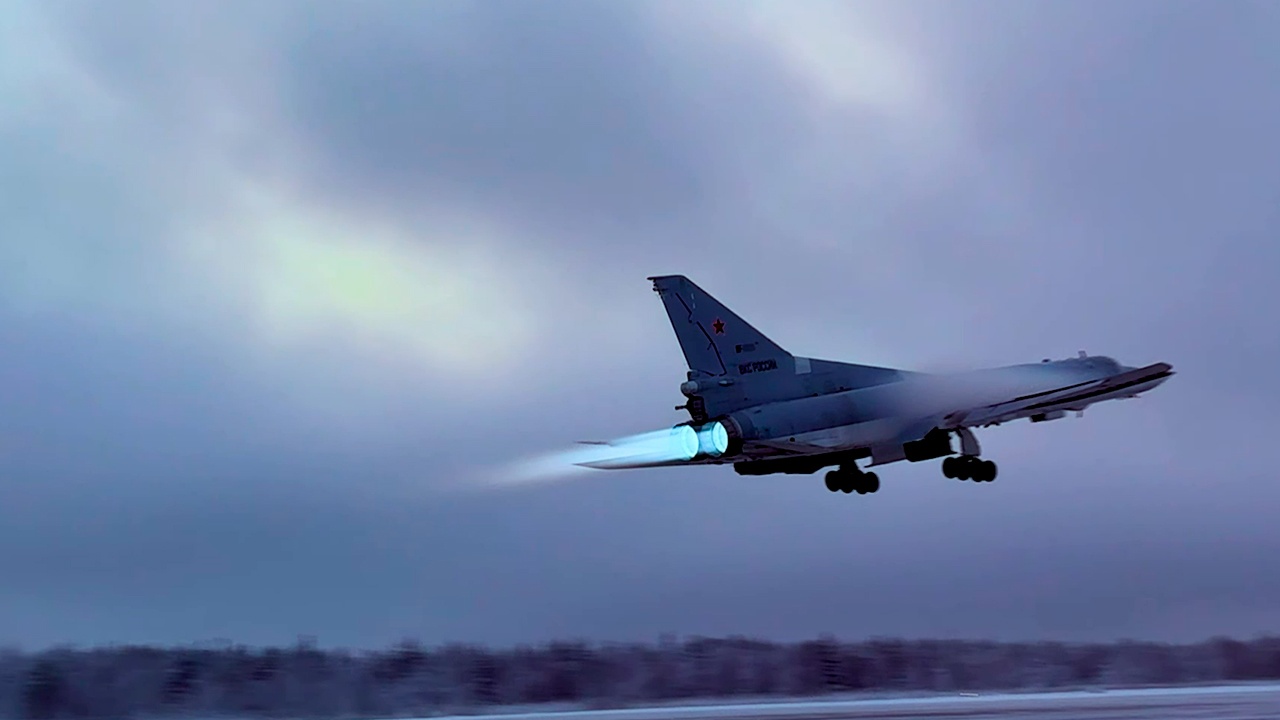 Дальние бомбардировщики Ту-22М3 выполнили полет над водами Балтики