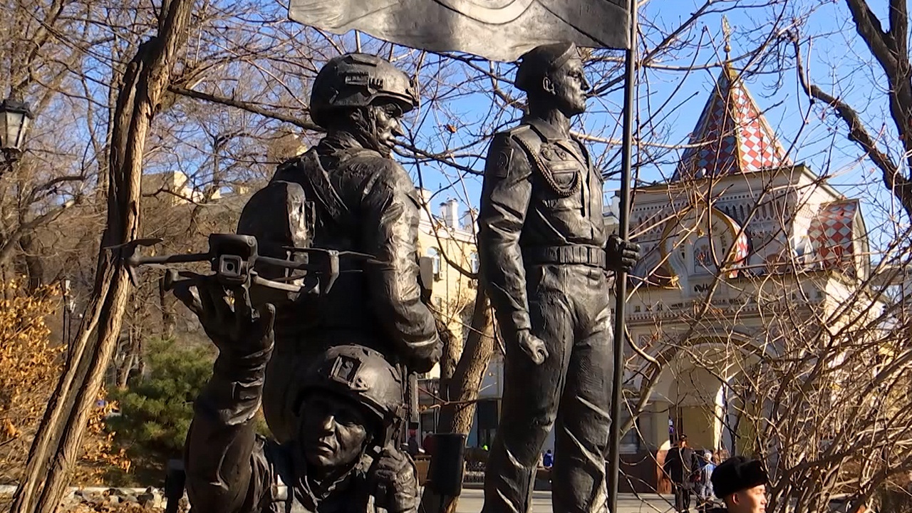 Во Владивостоке открыли памятник морпехам, сражавшимся в зоне СВО