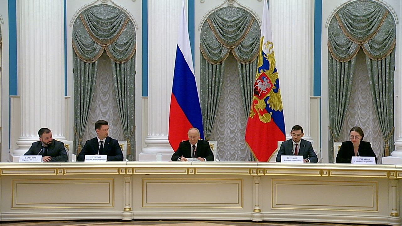 Путин встретился с молодыми учеными в Кремле