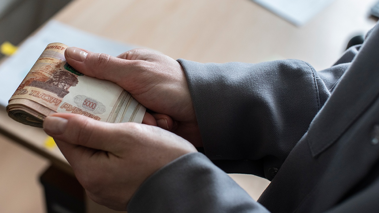 Путин подписал закон о повышении МРОТ