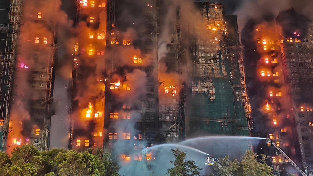 По делу о пожаре в Гонконге арестованы восемь человек