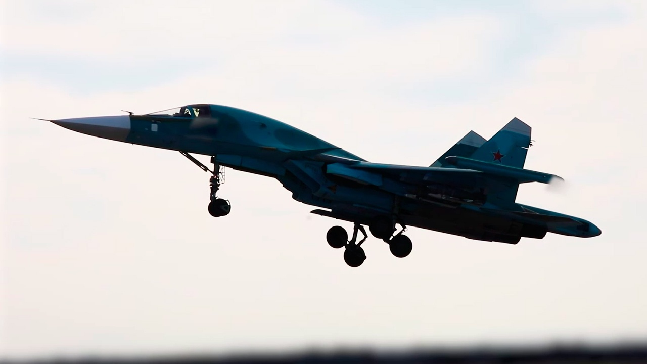 Экипаж Су-34 ликвидировал украинских дроноводов авиабомбами 