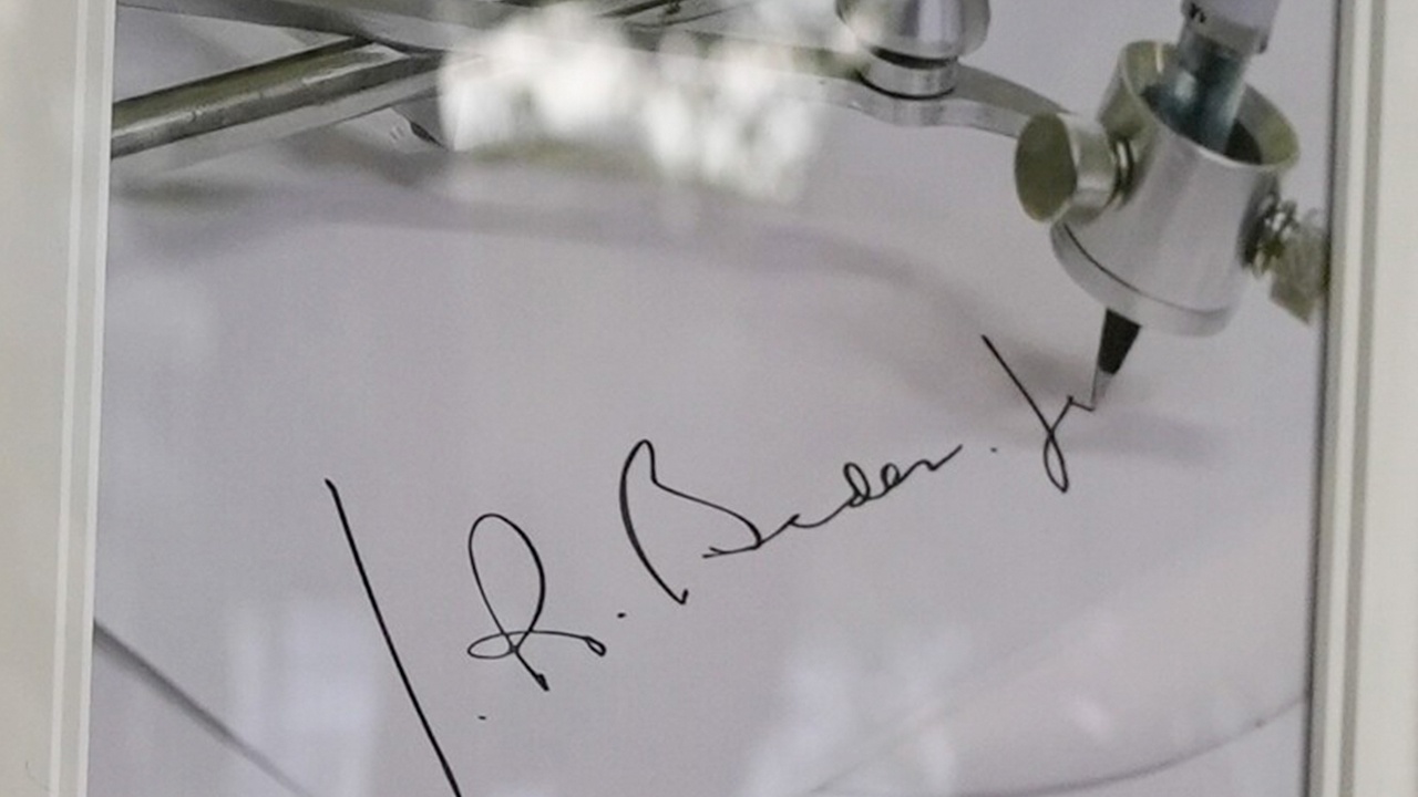 Трамп отменил все приказы Байдена, подписанные автопером