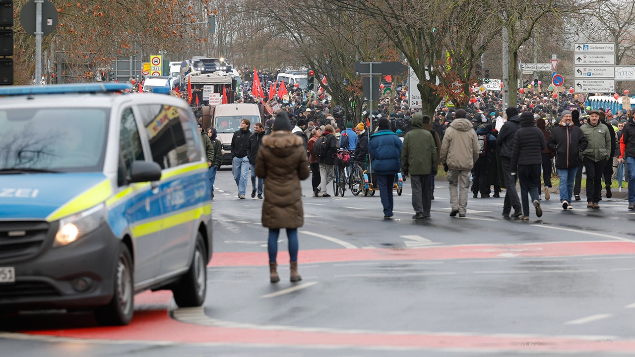 Bild: участники съезда АдГ прорываются через баррикады в Гисене