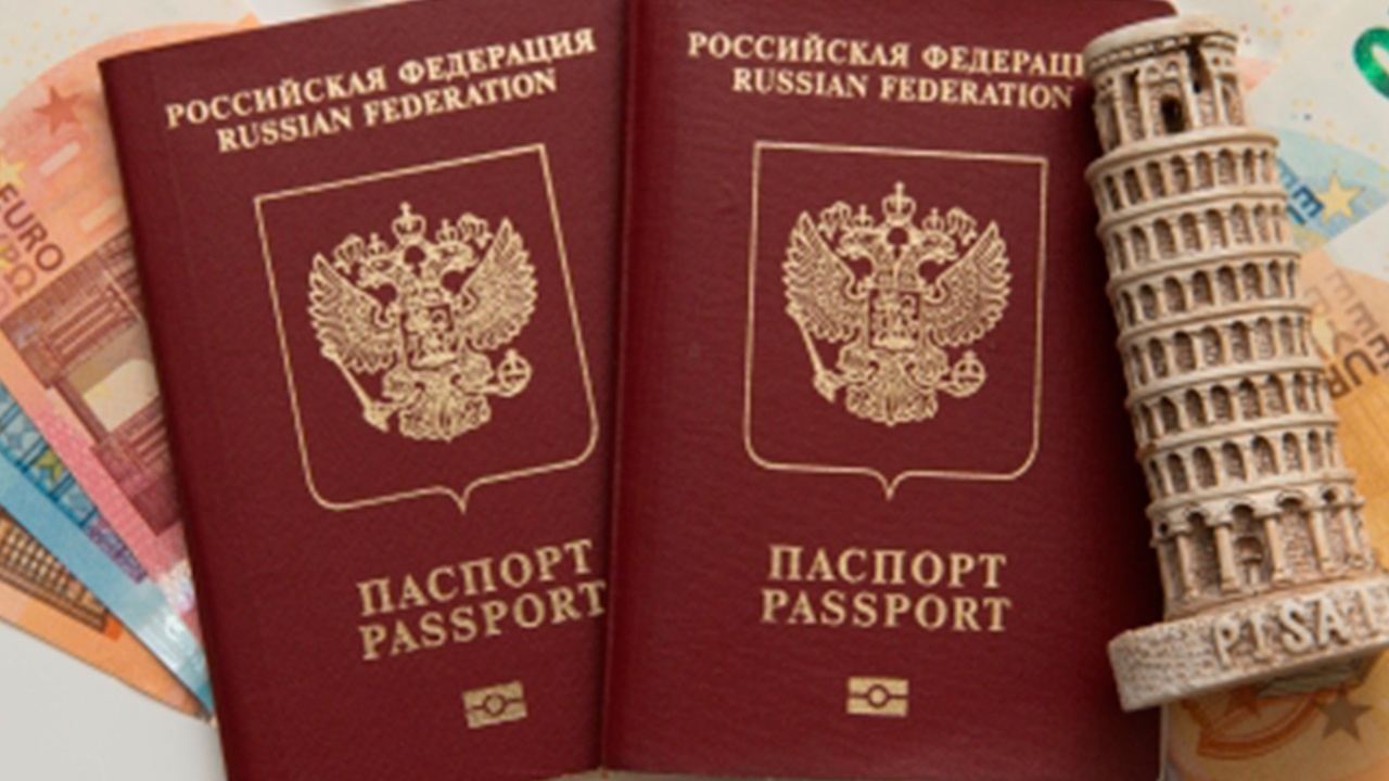 В МВД перечислили случаи, когда пригодится второй загранпаспорт