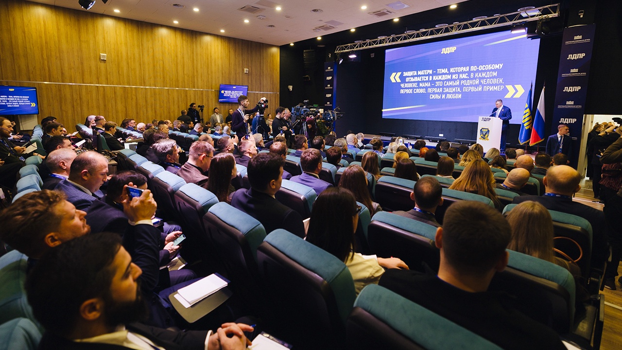 Слуцкий представил пакет мер поддержки молодых матерей