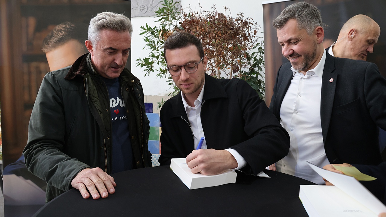 Le Figaro: лидеру французской правой партии разбили яйцо о голову