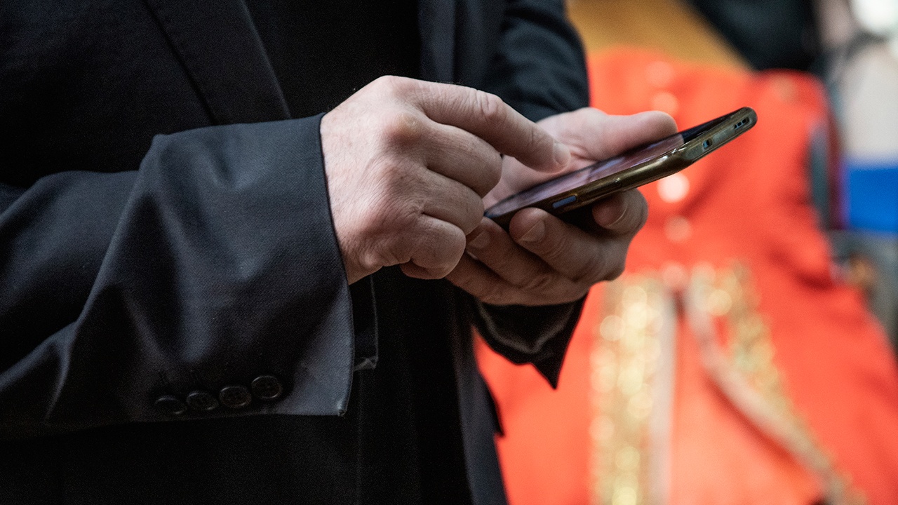 Появилась новая схема мошенничества с подарками и «полицией»