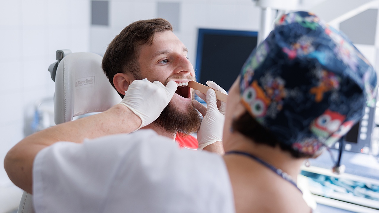 Стоматолог предупредила о зубных болезнях из-за стресса