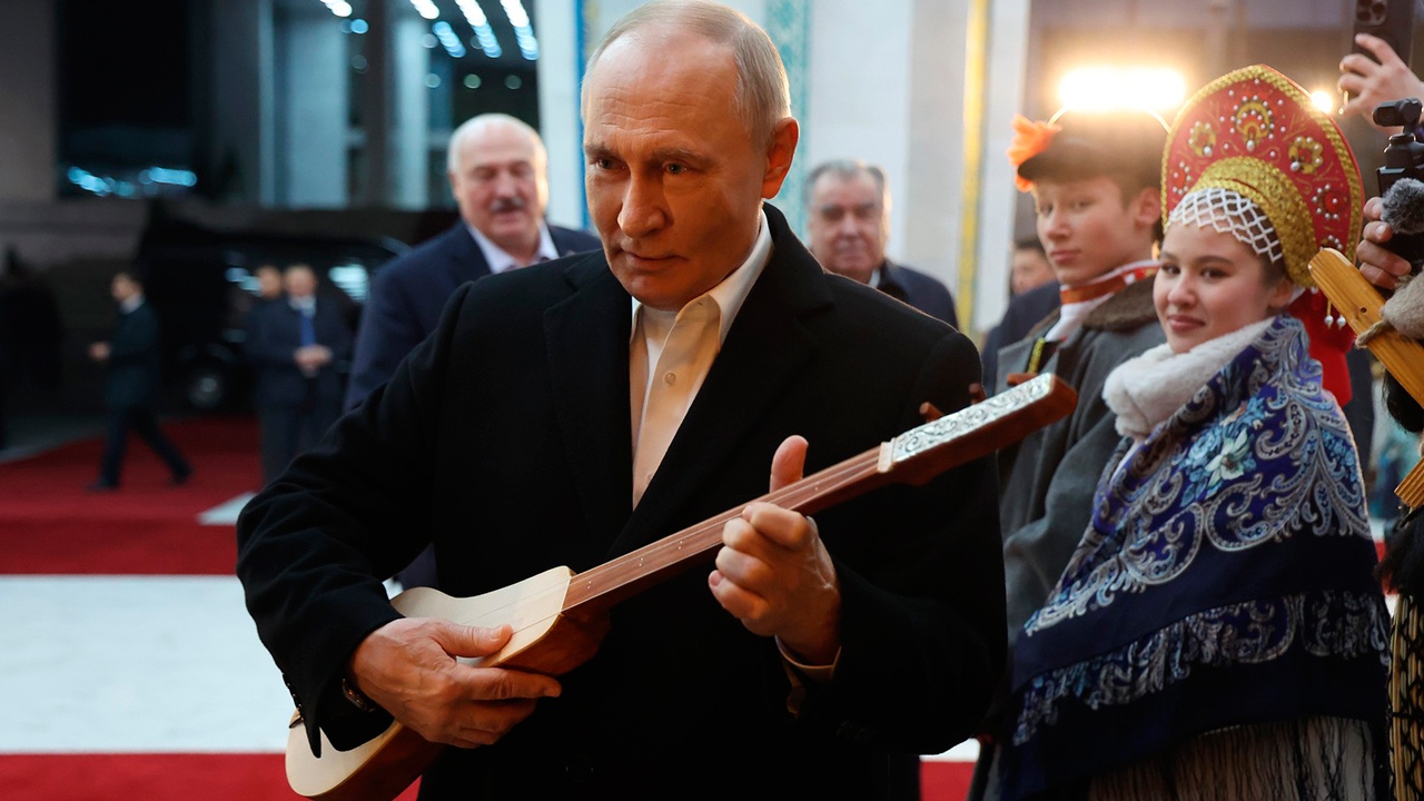 Путину подарили народный киргизский инструмент комуз