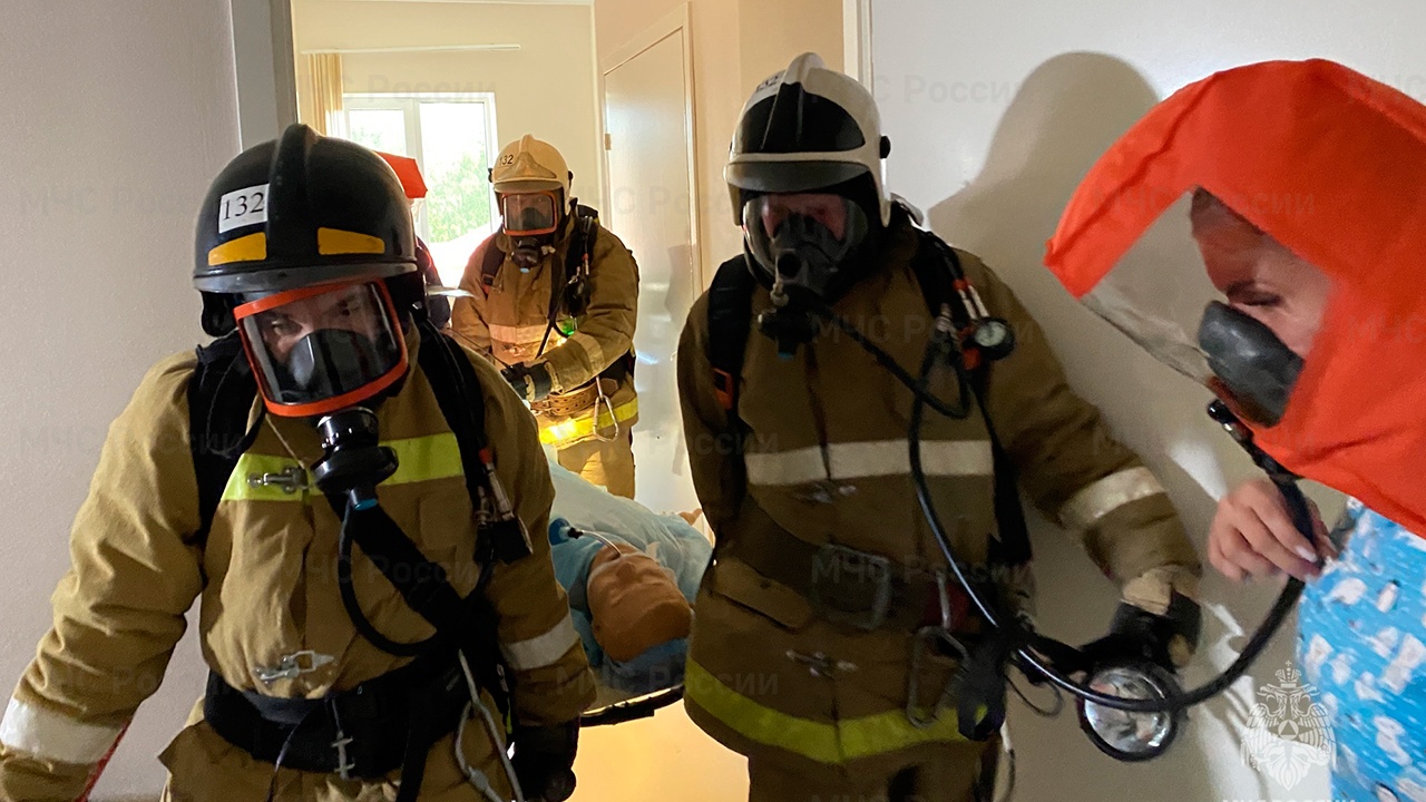 В Москве спасли 11 человек с верхних этажей горящего дома