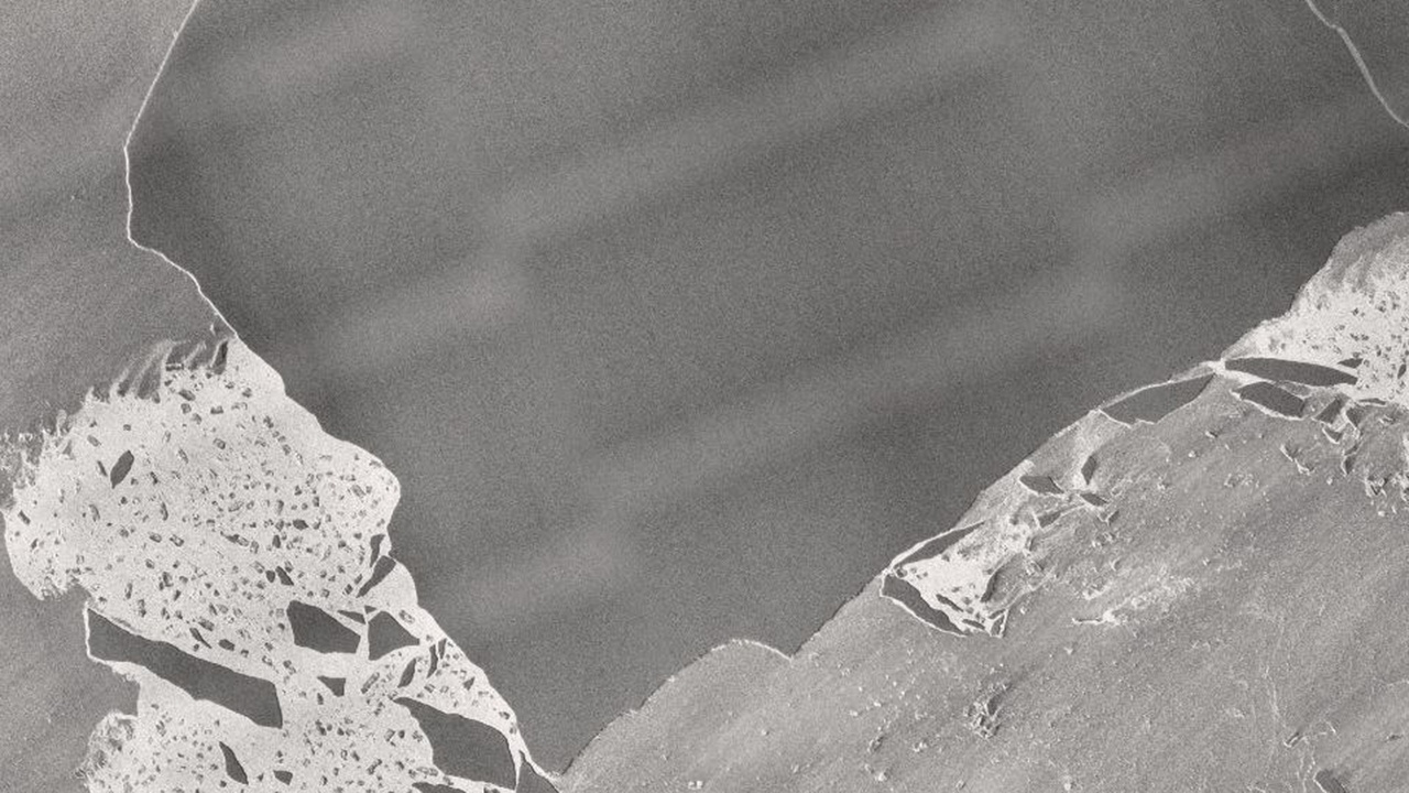 Роскосмос показал спутниковые фотографии крупнейшего айсберга А-23а 