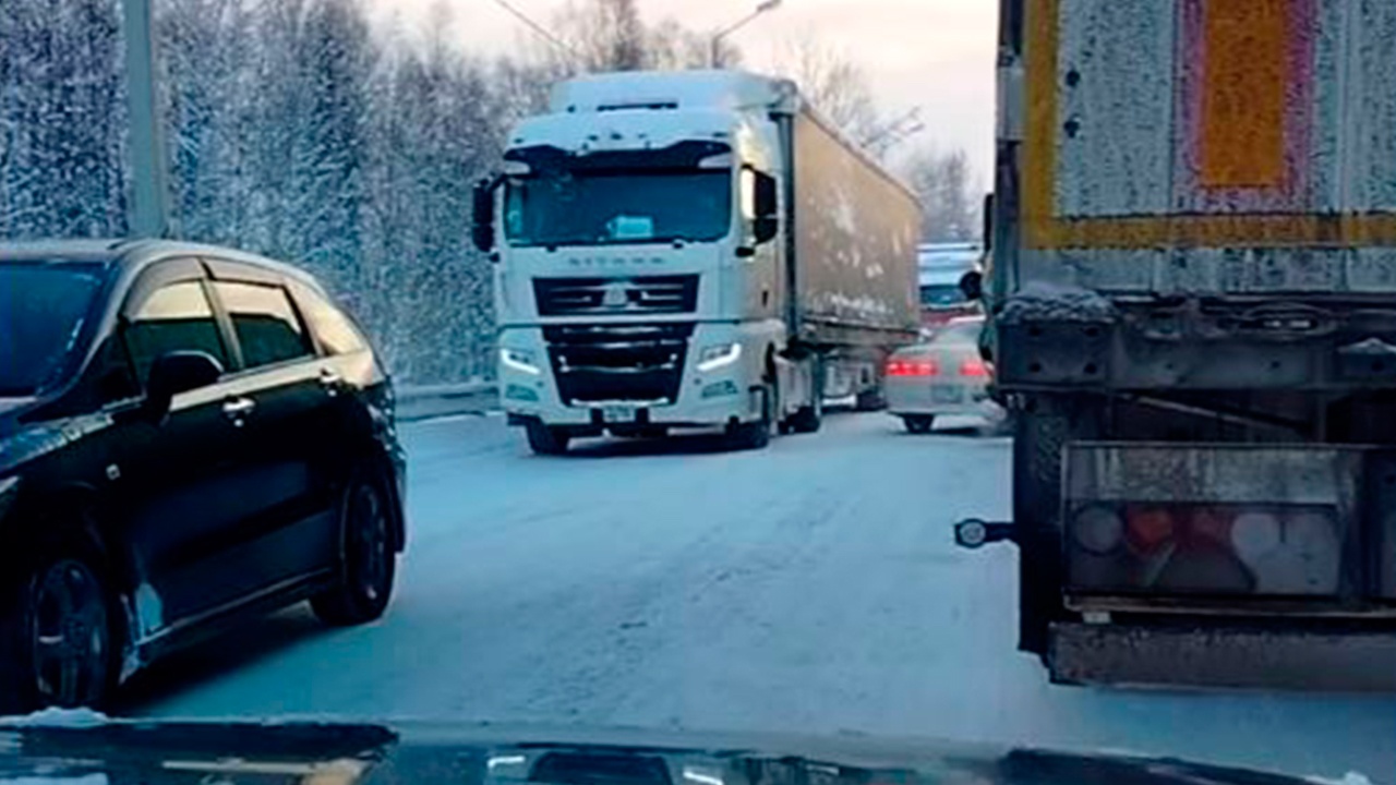 Из-за метели образовалась многокилометровая пробка на трассе «Байкал»