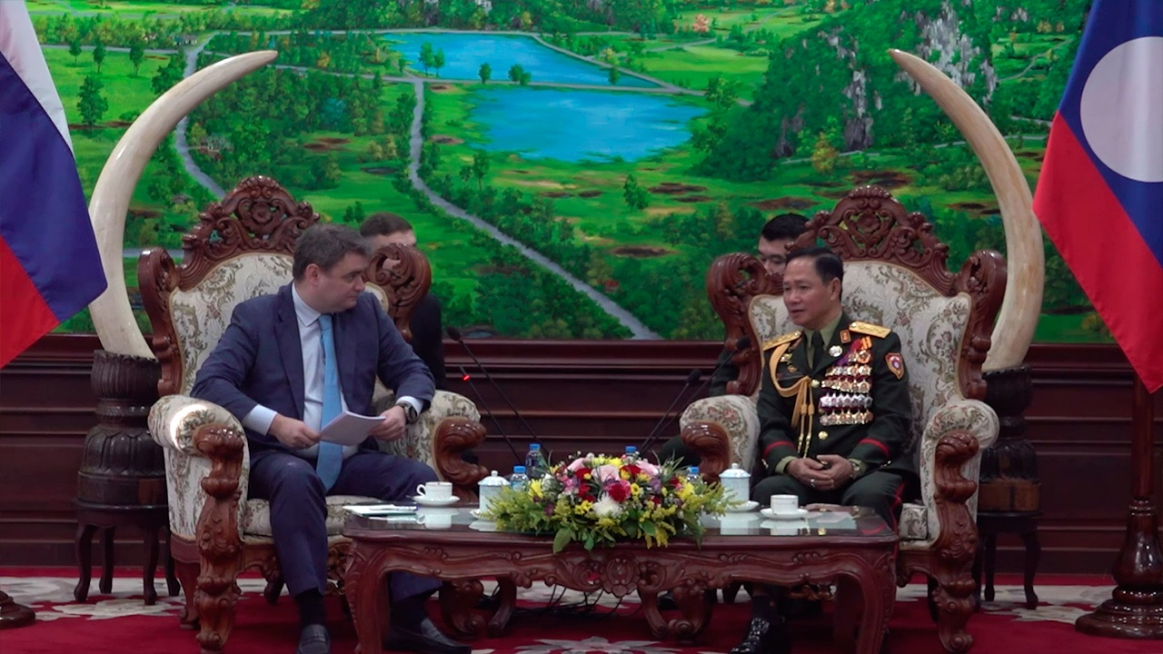 Замглавы МО РФ Осьмаков провел переговоры с министром обороны Лаоса